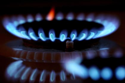 El ministro de Energía dijo que en octubre reflejarán la evolución de los precios; negocian con productores de gas en qué momento se trasladará el costo de la devaluación