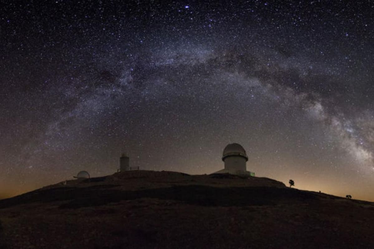 Las supernovas son fenómenos muy poco frecuentes y difíciles de detectar que se producen al final de la vida de las estrellas. Crédito: CEFCA