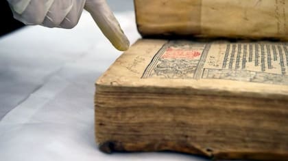 Las sustancias que forman parte del papel se degradan con el correr de los años y por ello las páginas se amarronan y resquebrajan