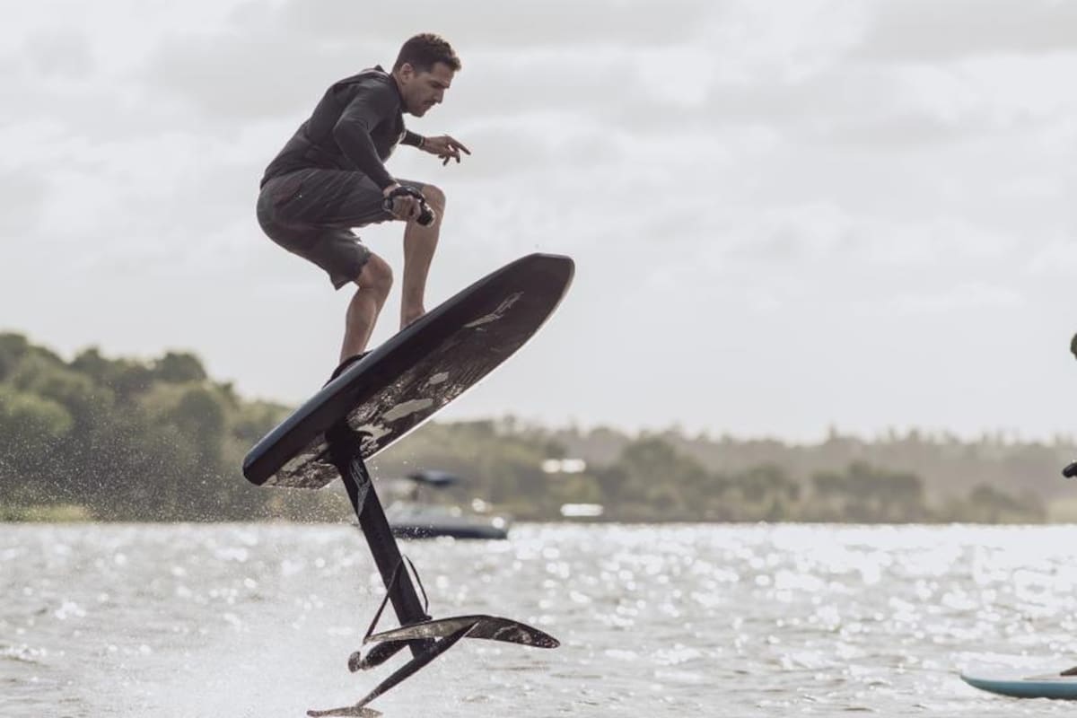 “Las tablas son 100 % de carbono. Las baterías ofrecen una autonomía real de entre 2 y 3 horas; se recargan en aproximadamente 1 hora y pueden superar los 60 km/h. Son equipos de altísima tecnología, estables, silenciosos y muy duraderos”, explica Malarczuk, exesquiador profesional e instructor certificado en deportes náuticos