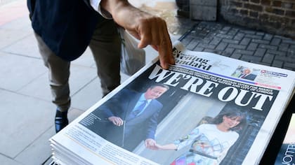 Las tapas de los diarios vespertinos con la salida de David Cameron de su puesto