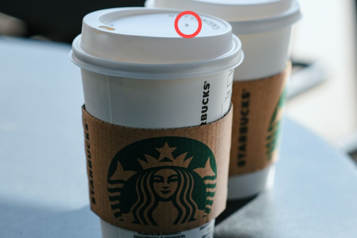 Las tapas de los vasos de Starbucks tienen un pequeño orificio, con una función clave (Foto: Kate Tepl - Unsplash)
