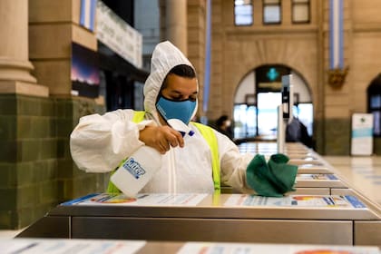 Las tareas de desinfección continúan en la estación de Retiro