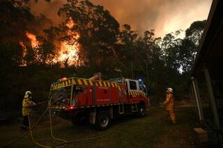 Un megaincendio que se extiende con focos fuera de control amenaza a Sídney