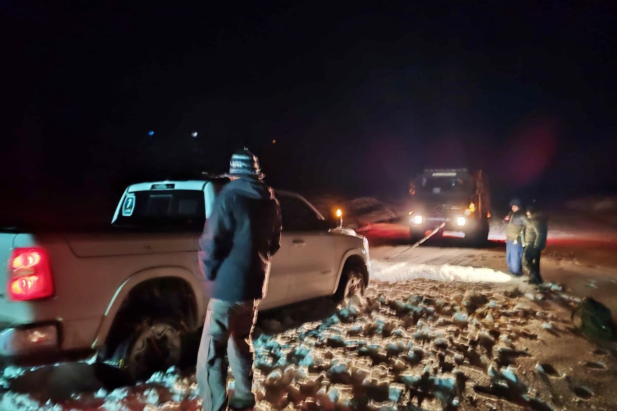 Las tareas de rescate se realizaron durante la noche sobre la ruta provincial 23, donde dos camionetas quedaron inmovilizadas por la acumulación de nieve