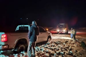 Avanzaron por una ruta cerrada en plena ola polar y debieron ser rescatados tras quedar varados