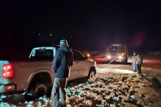 Avanzaron por una ruta cerrada en plena ola polar y debieron ser rescatados tras quedar varados