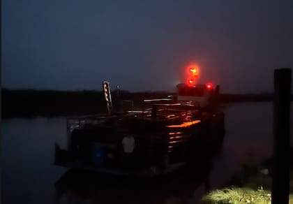 Las tareas de traslado se extienden hasta las últimas horas del día ante la preocupación de los productores por la posible crecida del río
