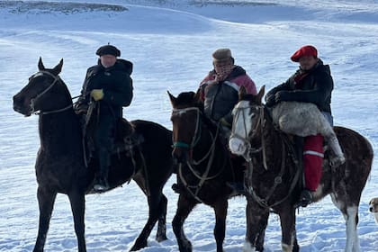 Las tareas las hicieron a caballo con su hijo y trabajadores