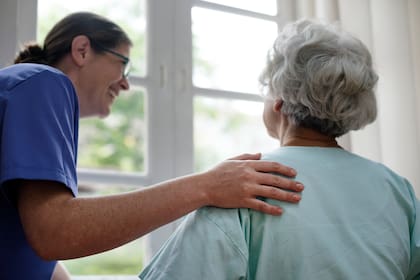 Las tareas típicas de un cuidador pueden incluir el cuidado de una persona con una enfermedad crónica; la administración de medicamentos o la comunicación con médicos y enfermeras en nombre de la persona