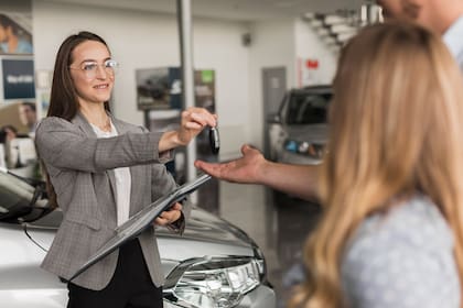 Las tarifas para tramitar el título de un carro usado en Florida pueden variar de acuerdo al condado y ciertos impuestos