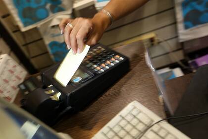Las tarjetas de crédito son "exprimidas" al máximo, incluso en compras de supermercado.