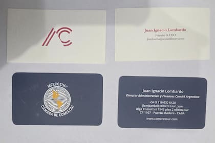 Las tarjetas que usaba como presentación el sospechoso prófugo