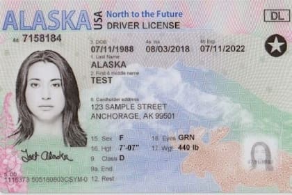 Las tarjetas Real ID de Alaska muestra un símbolo de estrella en la esquina superior derecha para indicar que cumplen con la normativa
