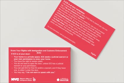 Las tarjetas rojas, parte de la campaña de Mamdani, contienen información sobre sus derechos para quienes se encuentren con agentes del ICE en su lugar de trabajo, espacios públicos o en casa