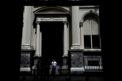 Las tasas de interés altas ponen un manto de incertidumbre sobre la posibilidad de que aumente el consumo futuro, no solo por los hogares que ya están endeudados, sino por la posibilidad de que el sector financiero privado siga aumentando su oferta de financiamiento a los hogares