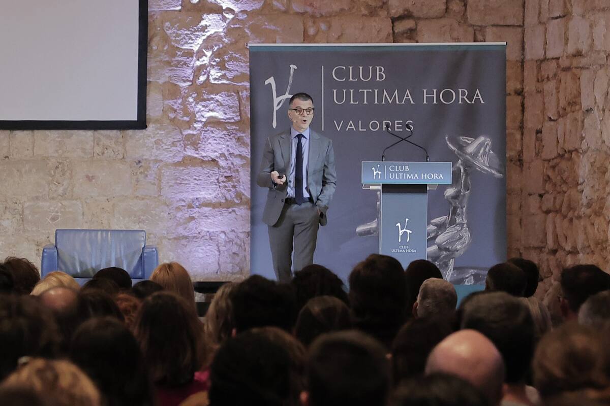 "Las tecnologías detrás de las redes las diseñan para hacerlas cada vez más adictivas. Porque los algoritmos son adictivos", dice el especialista