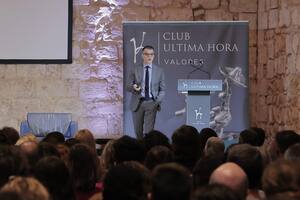 "Las tecnologías detrás de las redes las diseñan para hacerlas cada vez más adictivas. Porque los algoritmos son adictivos", dice el especialista