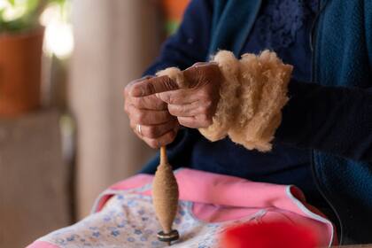 Las tejedoras demoran entre seis y ocho meses para realizar cada prenda