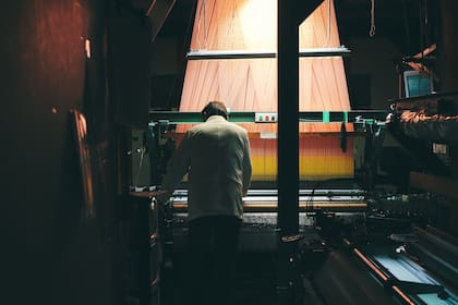 Las tejedurías japonesas combinan técnicas artesanales transmitidas por generaciones con maquinaria de última generación, una mezcla que las volvió proveedoras clave de la moda de lujo.