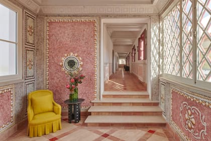Las telas de Carolina Irving tapizan todos los muebles y varias paredes.