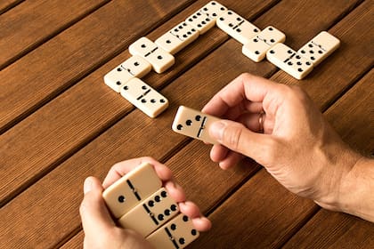 Las temperaturas agradables llevan a compartir la partidas en la calle al aire libre