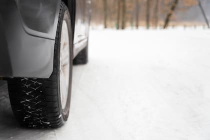 Las temperaturas bajo cero no solo están congelando la superficie de las carreteras, sino que también están propiciando la formación de hielo negro, una capa invisible que es particularmente peligrosa para vehículos en movimiento (Archivo)