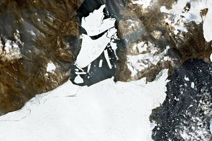 Las temperaturas más cálidas en Groenlandia han provocado que una masa de hielo de 113 kilómetros cuadrados se rompa del glaciar flotante más grande del Ártico, dijeron los científicos el 14 de septiembre de 2020