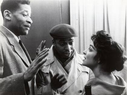 Las tensiones raciales aparecen como trasfondo de la historia de tres hermanos que intentan ser artistas y no perder su identidad.