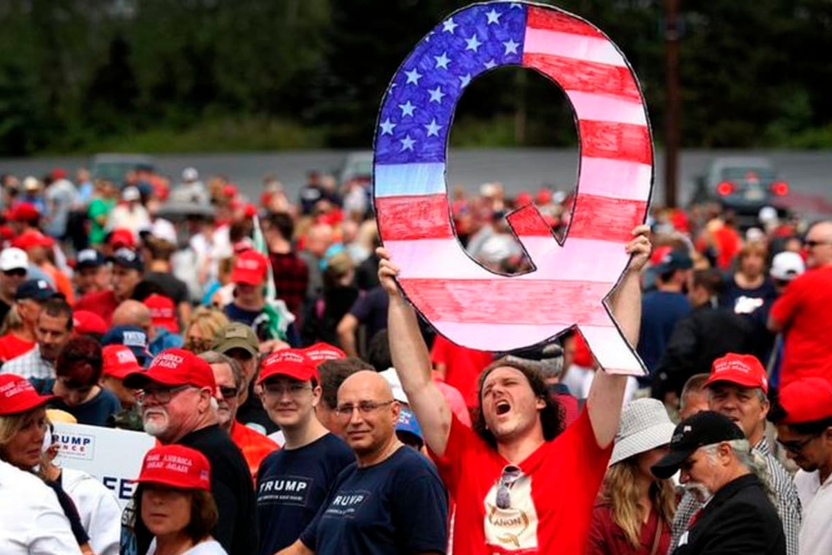 Las teorías de QAnon carecen de fundamento y muchas veces son contradictorias. Aun así tienen miles de adeptos.