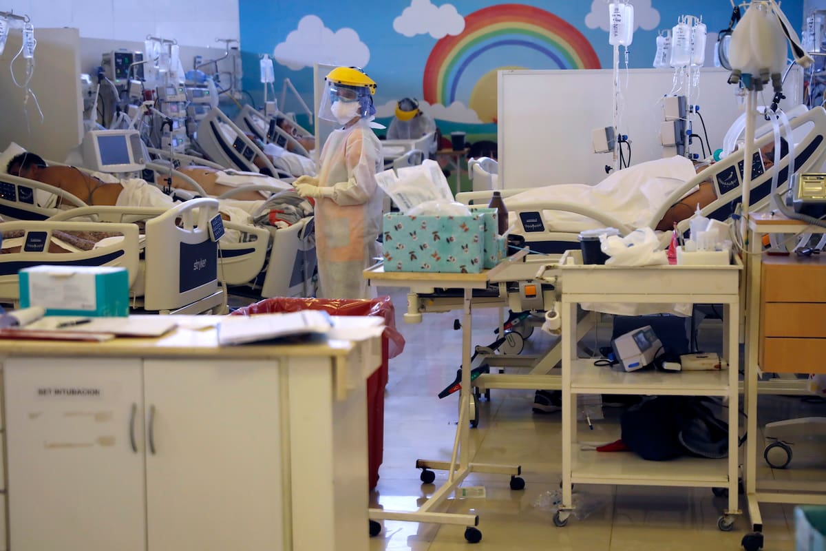 Las terapia intensiva para pacientes con Covid-19 están colapsadas y en algunos hospitales, como el Domingo Angio de José C. Paz, se amplían hasta en salas de pediatría