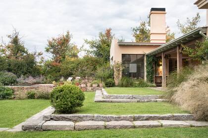 Las terrazas se pensaron para salvar el desnivel de la casa con el terreno. Se usó piedra granito del lugar mechada con el pasto, generando planos de texturas dura y blanda.