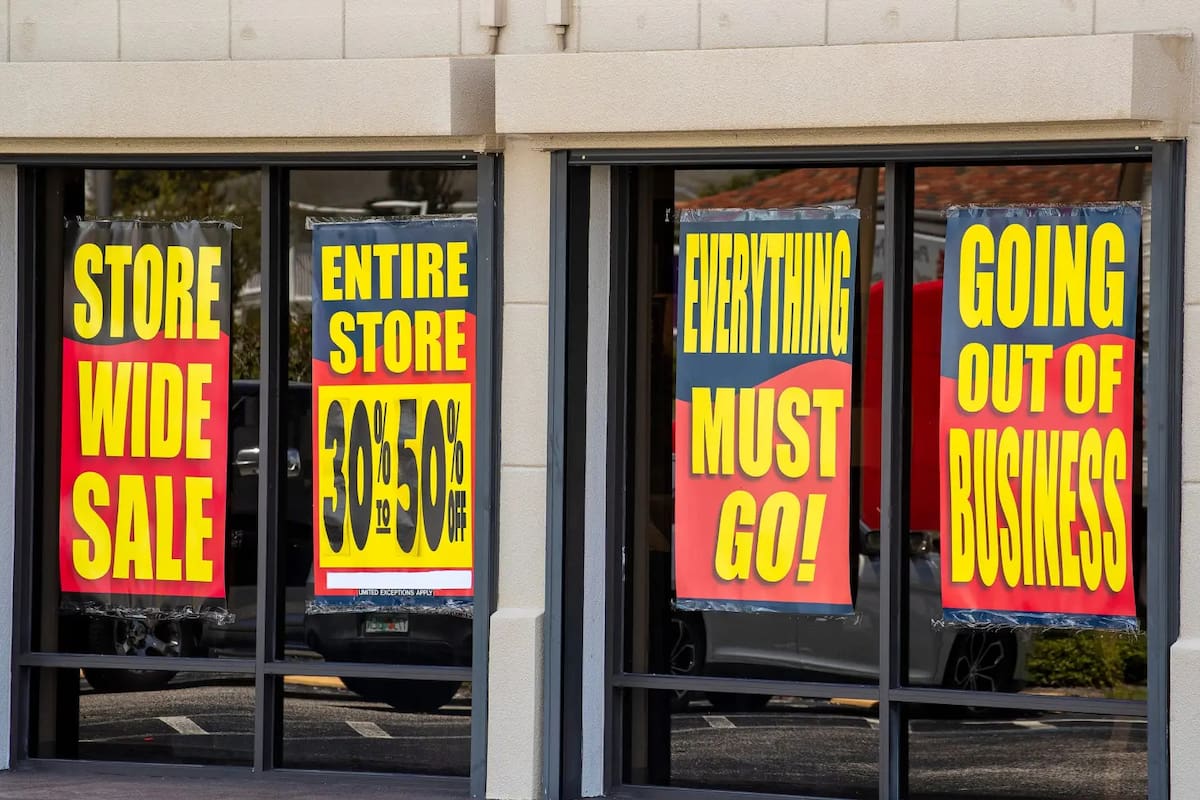 Las tiendas anuncian la liquidación final en todas sus marquesinas