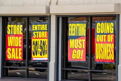 Las tiendas anuncian la liquidación final en todas sus marquesinas