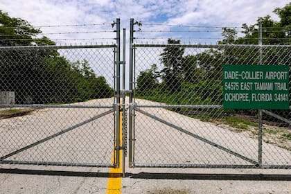 Las tiendas de campaña industriales, los generadores, los remolques y los letreros que identificaban el centro de detención fueron retirados del lugar