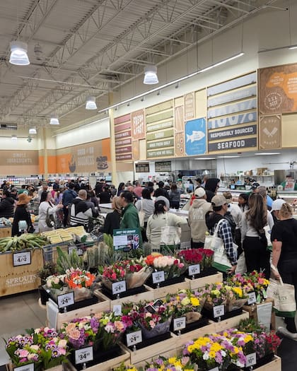 Las tiendas de esta cadena tienen un diseño inspirado en el de los mercados tradicionales (Facebook/Sprouts Farmers Market)