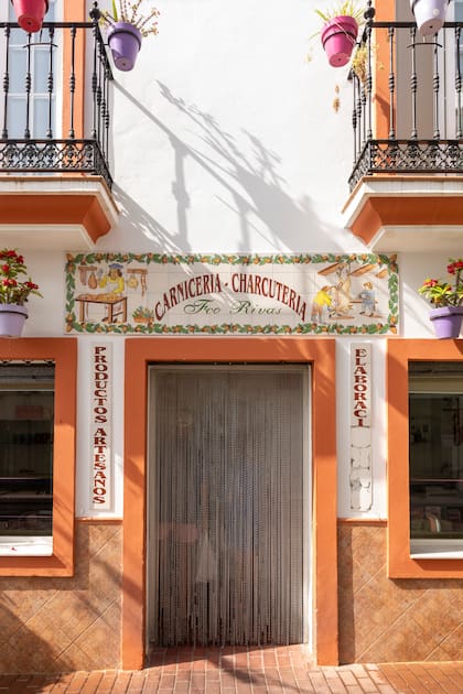 Las tiendas de toda la vida están identificadas con mosaicos de colores y las infaltables macetas