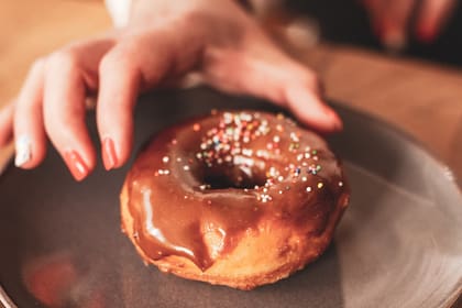 Las tiendas en las que se podrán recibir donas gratis este 13 de noviembre