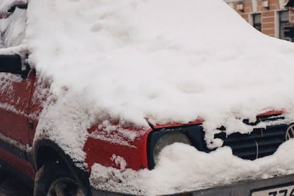 Las tormentas invernales dañan el motor y la carrocería de los autos