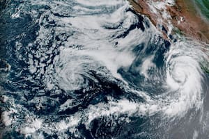 Las tormentas tropicales Emilia y Fabio podrían fusionarse en lo que se conoce como el Efeccto Fujiwhara (NOAA vía AP)