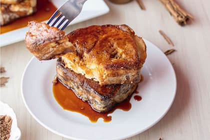 Las torrejas con miel son típicas de El Salvador y los migrantes las consumen en Semana Santa en EE.UU.(Instagram/@lasflores.cake)