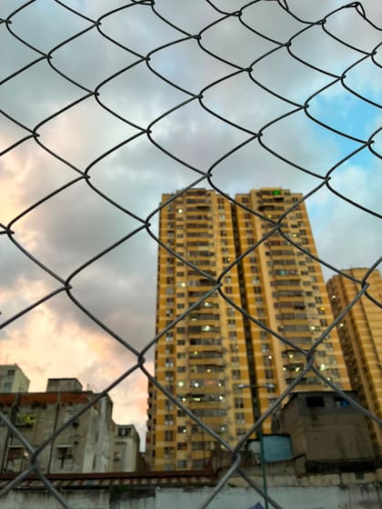 Las torres de Caracas envuelven el campamento de desplazados