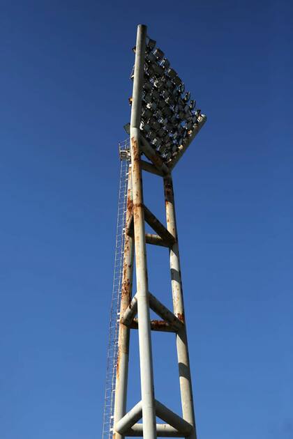 Las torres de iluminación del José María Minella también muestran señales de desgaste