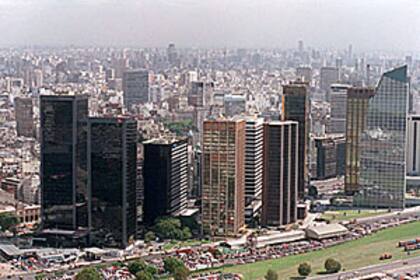 Las torres de oficinas conforman el perfil de las grandes ciudades; en el caso de Buenos Aires, esta vista del área de Catalinas Norte se caracteriza por esa presencia en nítidos volúmenes arquitectón