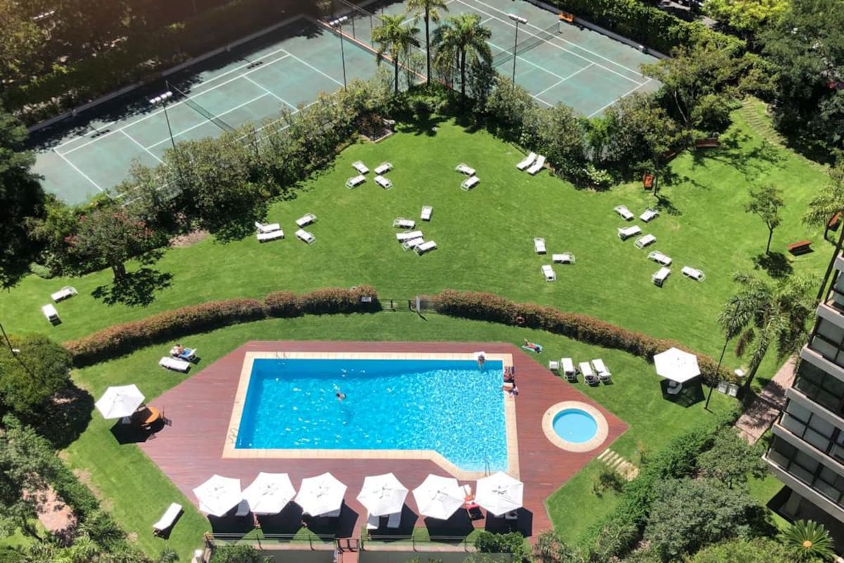 Las torres de Ramsay tienen un espectacular pulmón verde con pileta y canchas de tenis