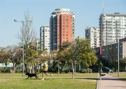 Las torres ganan en altura con impactantes vistas abiertas a los espacios verdes y también al río . PAtricio pidal/aFV