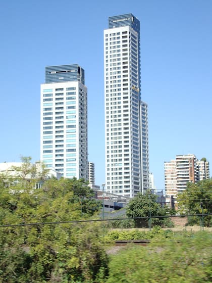 Las torres modernas, parte de la postal de una zona que registra un valor promedio por metro cuadrado que ronda los US$4323.