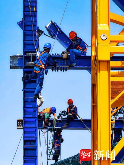 Las torres principales tienen 350 metros de altura, los cables principales miden 4.400 metros y las vigas cajón de acero, 3.017 metros
