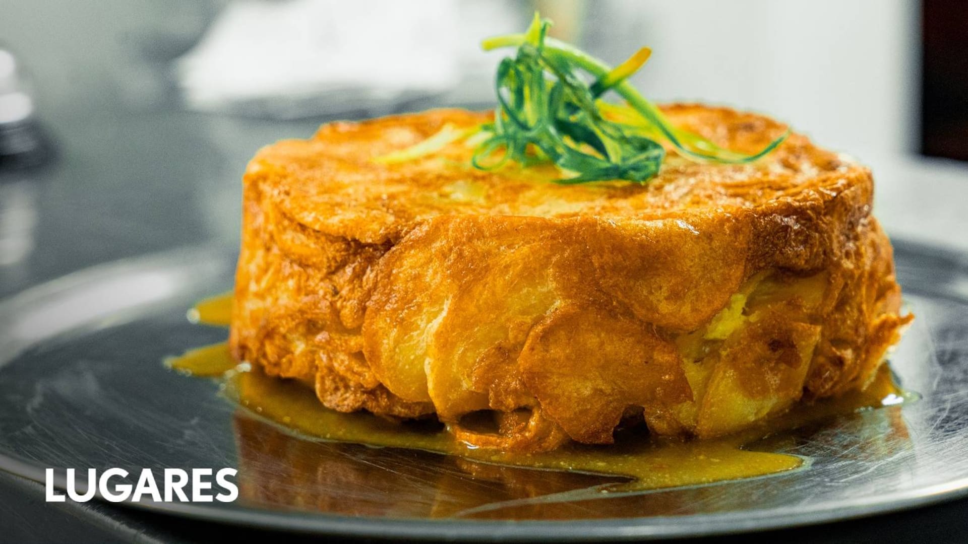 Todas las tortillas tienen cinco centímetros de altura. Una tortilla de un kilo tiene ocho huevos y puede alimentar a cuatro personas.