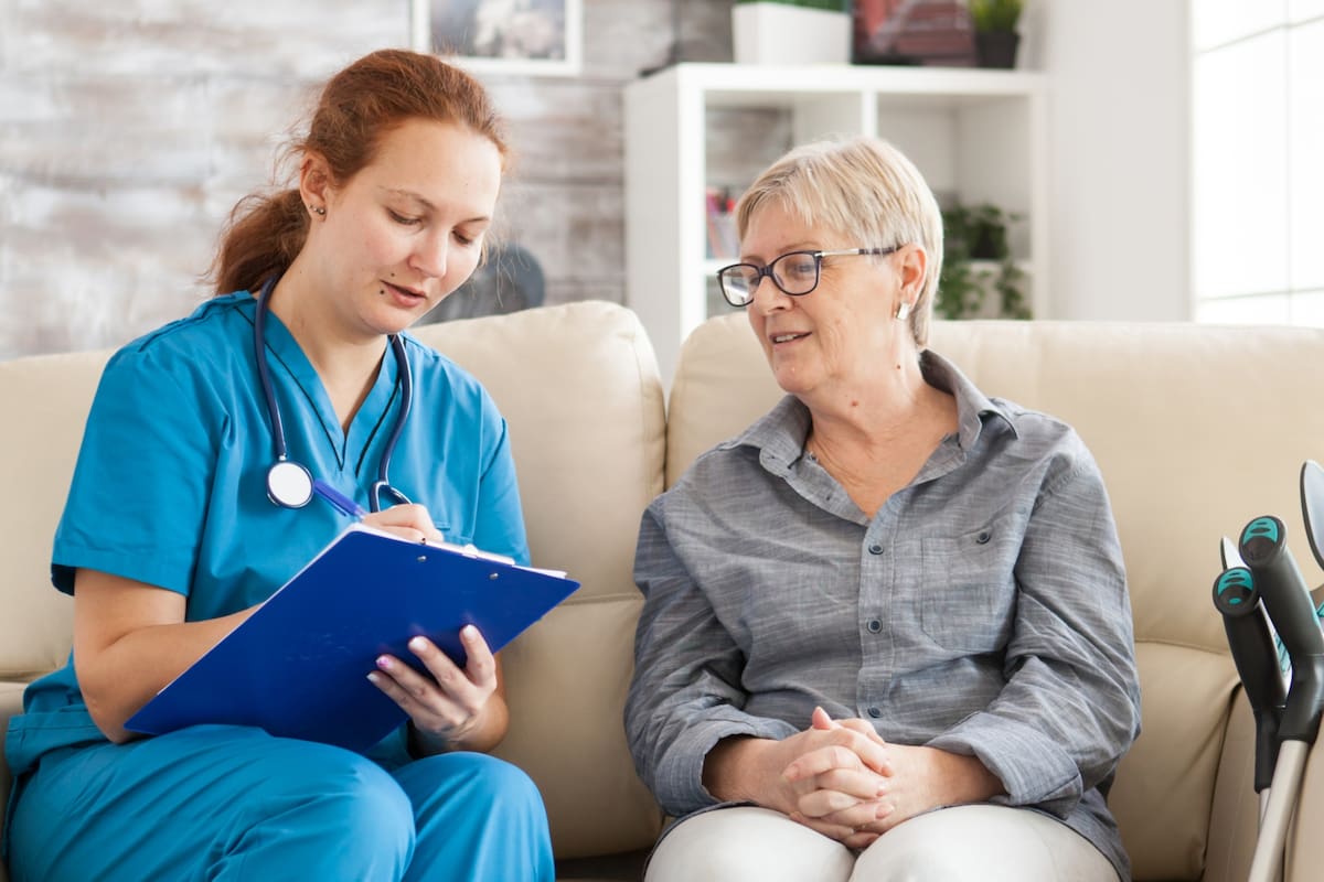 Las trabajadoras latinas en el sector de la salud enfrentan numerosos desafíos económicos (Archivo)